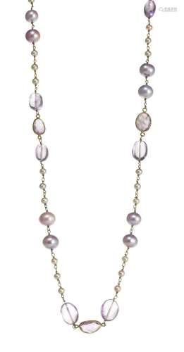 *Collier composé de perles violettes et d'améthystes<br />