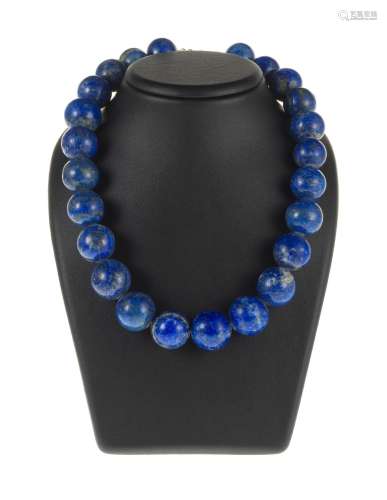 Collier de perles de lapis-lazuli en chute<br />
Fermoir en ...