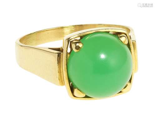 Bague sertie d'une chrysoprase taille cabochon<br />
Or 750,