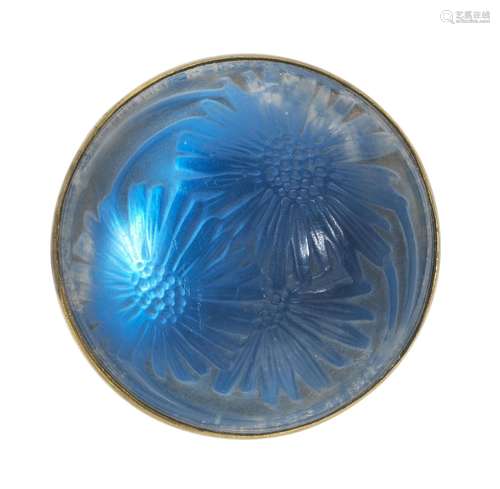 Lalique, broche ronde en verre sculpté à décor de ma