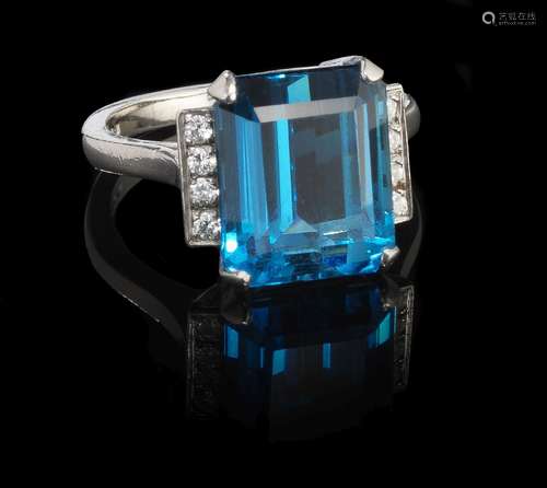 Bague sertie d'une topaze bleue taille rectangle (env.