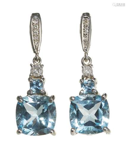 *Pendants d'oreilles retenant une topaze bleue taille c