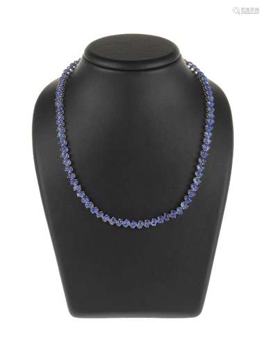 *Collier composé d'une ligne de tanzanites taille cabo