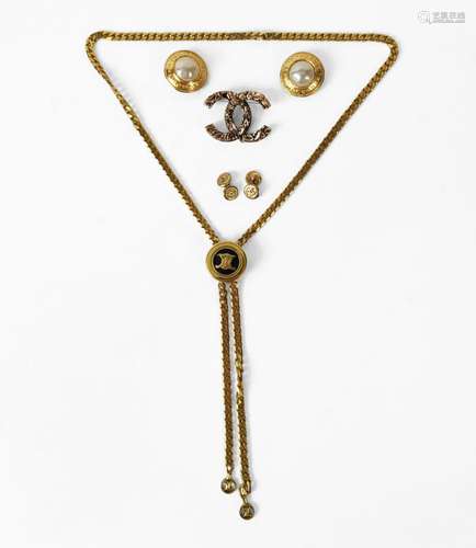 Chanel, ensemble de bijoux fantaisie comprenant:<br />
Une p...