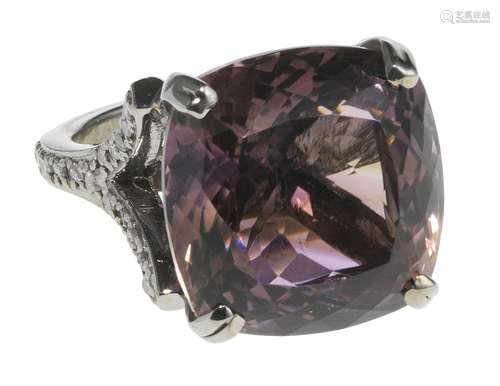 *Bague sertie d'une améthyste taille coussin (28,15 ct