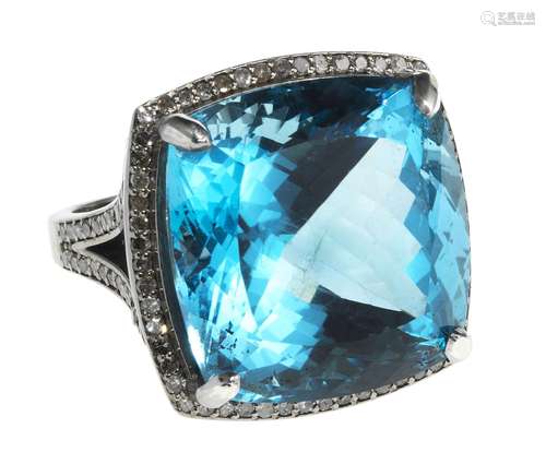 *Bague sertie d'une topaze bleue taille coussin (57,9 c