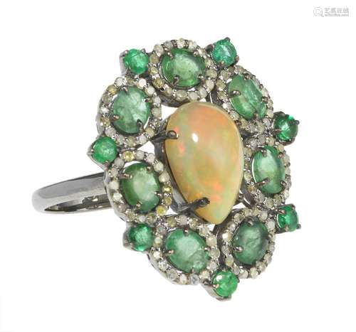 *Bague sertie d'une opale cabochon poire entourée d'é