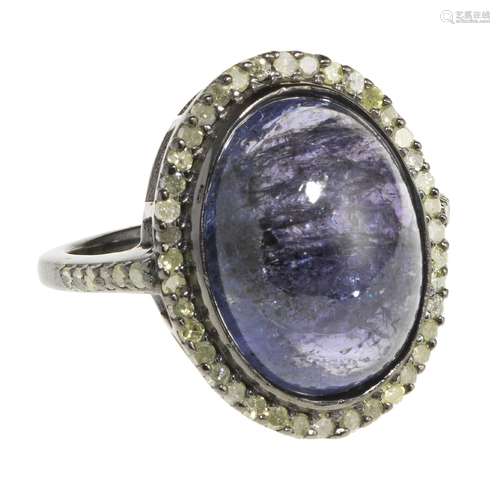 *Bague sertie d'une tanzanite taille cabochon ovale (en