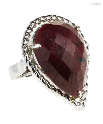 *Bague sertie d'un rubis poire facetté<br />
Argent 925, doi