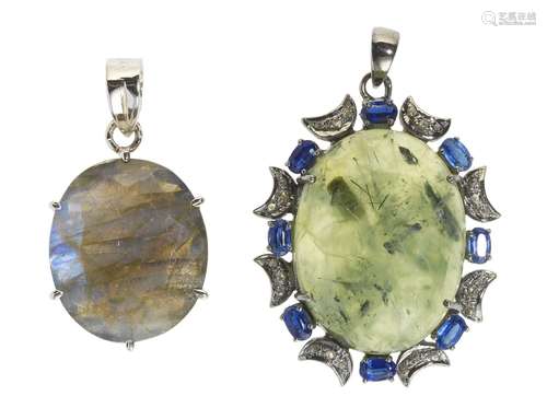 *Lot de deux pendentifs<br />
L'un serti d'une labradorite t...