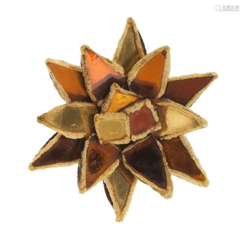 Dans le goût de Line Vautrin, broche fleur<br />
Talosel et