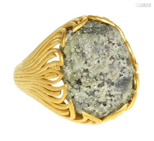 *Bague sertie d'un diamant brut (18,40 ct) <br />
Or 585, do...