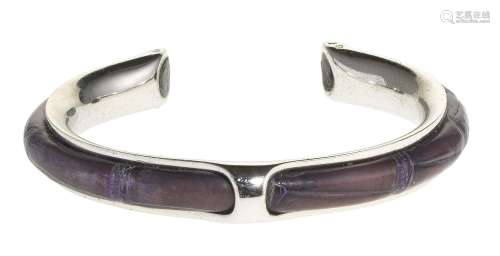Hermès, bracelet jonc ouvert<br />
Argent et cuir violet, si