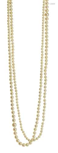 Long sautoir de perles<br />
L env. 140 cm