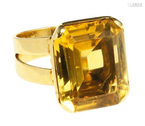 Bague sertie d'une citrine taille rectangle (env. 10 ct