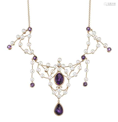 *Collier serti d'améthystes et de perles et centré d'