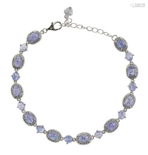 *Bracelet ligne serti de tanzanites taille cabochon ova