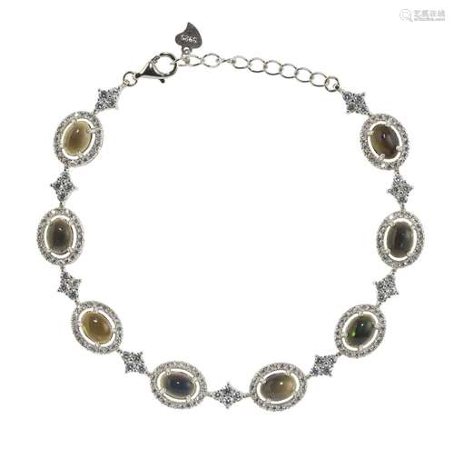 *Bracelet ligne serti d'opales taille ovale cabochon<br />
E...