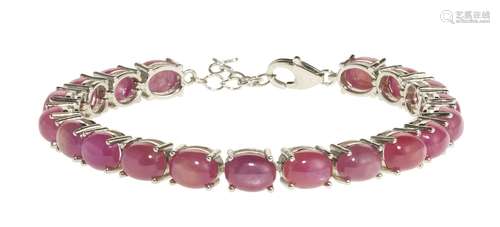 *Bracelet ligne sertie de rubis taille cabochon ovale<br />
...