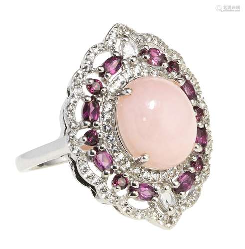 *Bague centrée d'une opale rose taille cabochon ovale