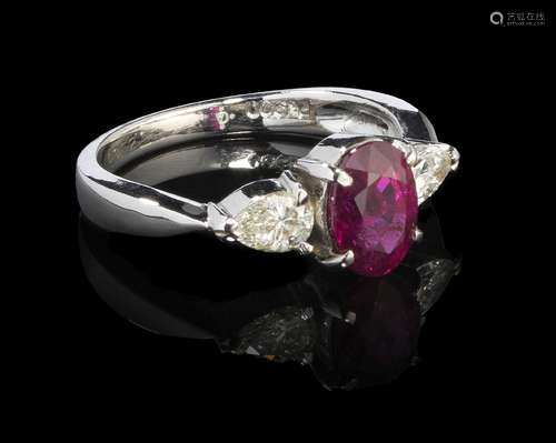 *Bague sertie d'un rubis taille ovale du Siam (1,35 ct)