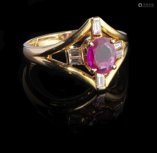 Bague losange ajourée sertie d'un rubis taille ovale (