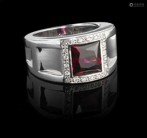 Bague design sertie d'une rubellite taille carrée fant