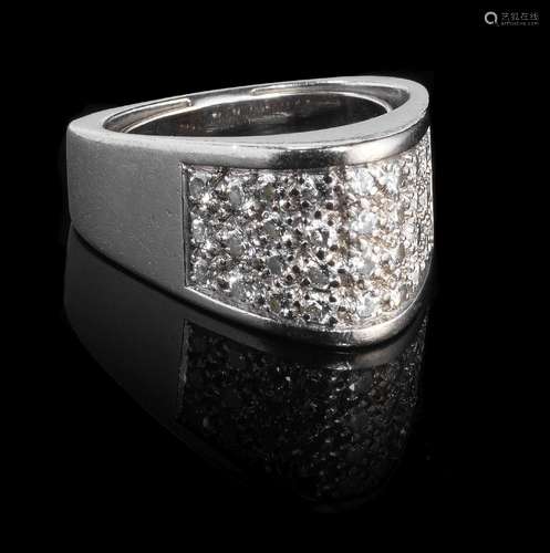 Bague design pavée de diamants<br />
Or gris 750, doigt 49-9