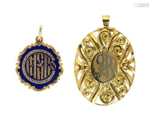 Lot d'une broche-pendentif et d'une médaille<br />
La premiè