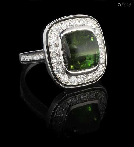 *Bague centrée d'une tourmaline verte taille cabochon