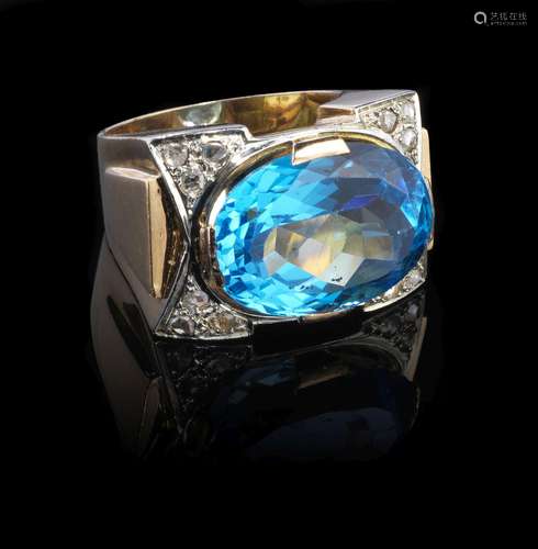 *Bague sertie d'une importante topaze bleue (env. 17 ct