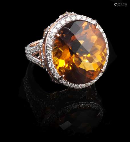 *Bague centrée d'une citrine facettée (14 ct) entouré