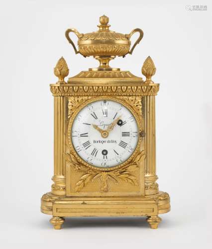 Pendule borne d'époque Louis XVI<br />
Bronze doré à m