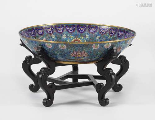 Grand plat en cloisonné, Chine, XXe s<br />
Cuivre et