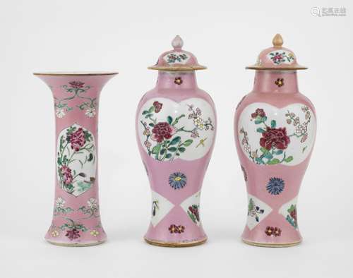 Paire de vases balustre couverts et un vase corne