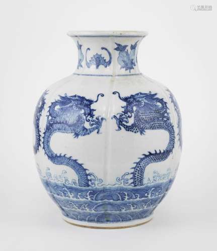Vase, Chine, marque Chenghua<br />
Porcelaine émaillée