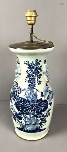 Vase balustre en porcelaine décor en bleue sous couvert