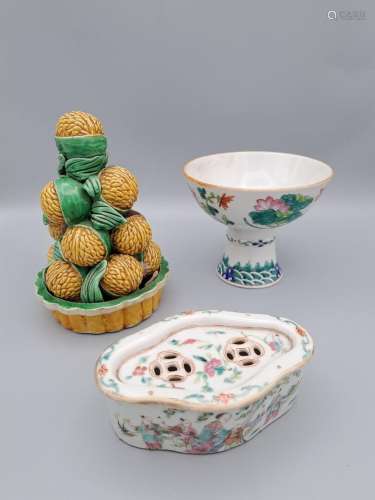 CHINE 2ème moitié du XIXe - lot de trois porcelaines co