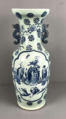 Grand vase balustre en porcelaine, décors en bleu repos