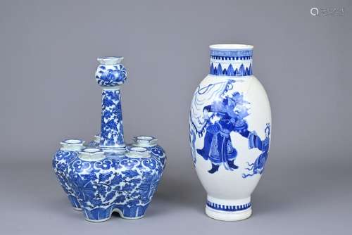 TWO CHINESE BLUE AND WHITE PORCELAIN ITEMS, 19/20TH CENTURY....