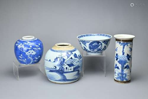 FOUR CHINESE BLUE AND WHITE PORCELAIN ITEMS, 18-20TH CENTURY...