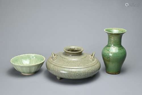 THREE CHINESE SOUTH EAST ASIAN PORCELAIN ITEMS, 20TH CENTURY...