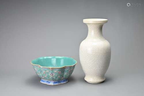 TWO CHINESE PORCELAIN ITEMS, 19/20TH CENTURY. TO include a b...