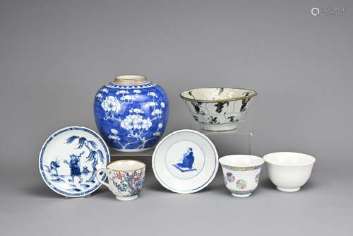 A GROUP OF CHINESE PORCELAIN ITEMS, 19/20TH CENTURY. To incl...