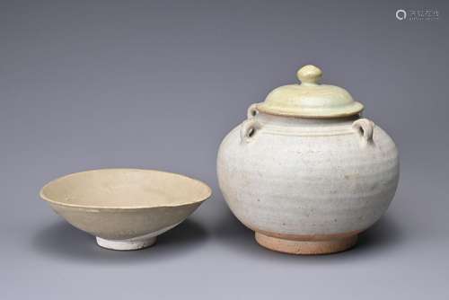 A CHINESE / THAI POTTERY DISH AND JAR, SONG DYNASTY AND LATE...