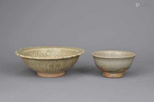 TWO SOUTH EAST ASIAN CELADON POTTERY ITEMS, 14/15TH CENTURY....