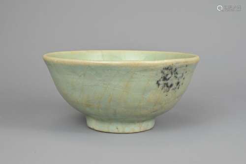 A CHINESE CELADON BOWL, YUAN/MING DYNASTY. Rounded body with...