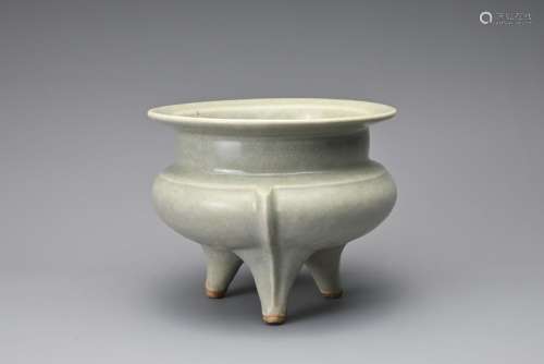 A CHINESE CELADON PORCELAIN TRIPOD CENSER, SONG DYNASTY STYL...