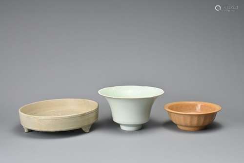 THREE CHINESE CERAMIC ITEMS, SONG DYNASTY STLYE. To include ...