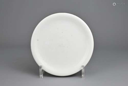 A CHINESE WHITE GLAZED PORCELAIN DISH, 17/18TH CENTURY. An a...